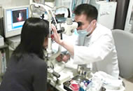 在日本，平时戴隐形眼镜的人大多先去眼科医院检查．在医院可以检查眼睛的状态，是否适合戴隐形眼镜．